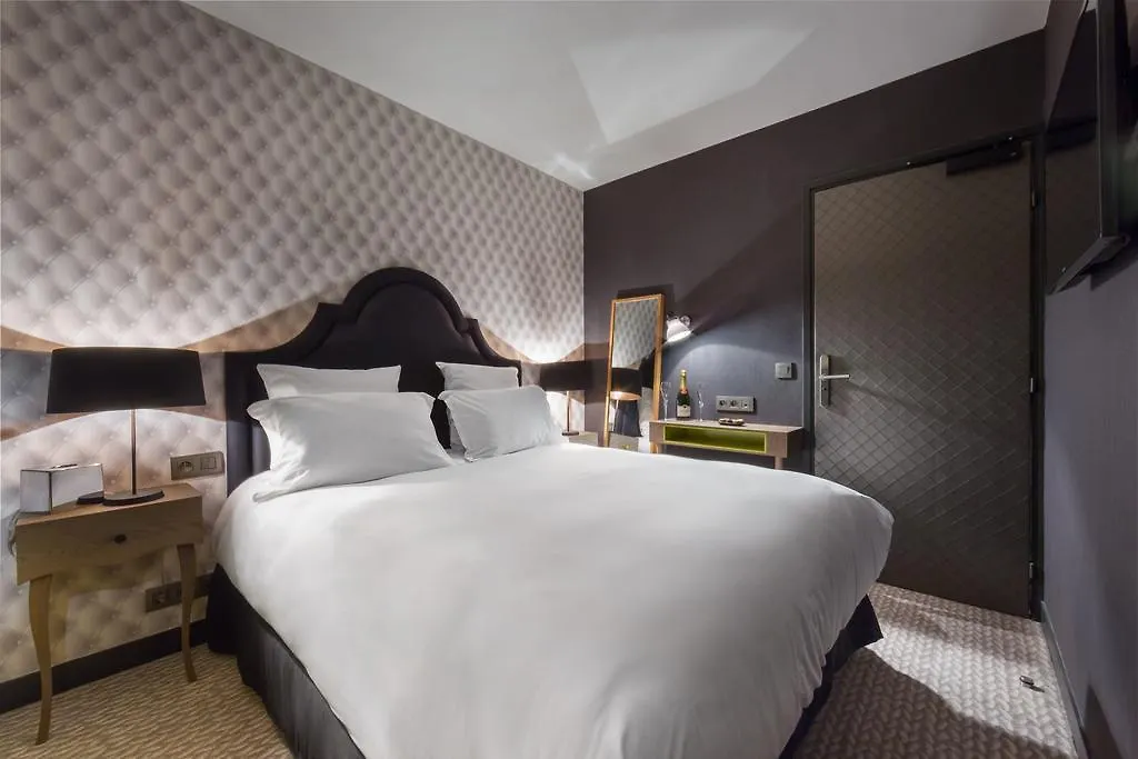 ***  Hotel La Parizienne France